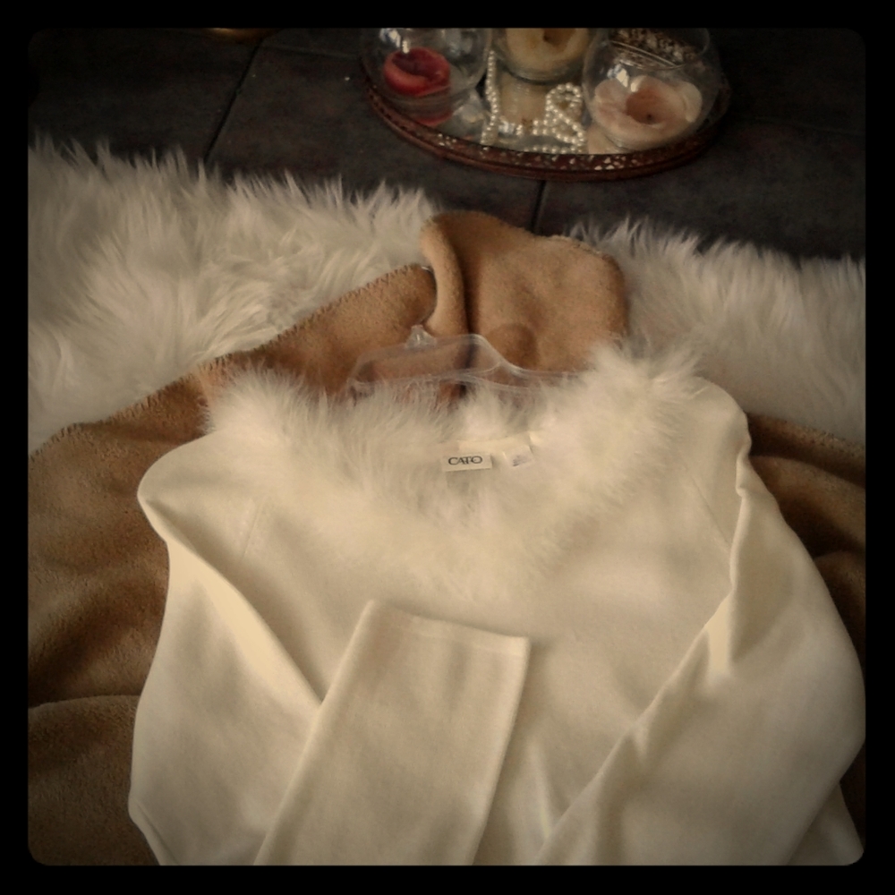 White close knit sweater with fur neckline